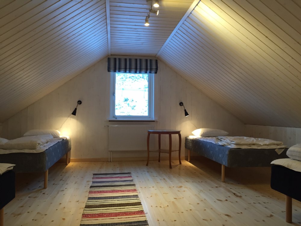 Sovrum i loftet med 4 enkelbddar 