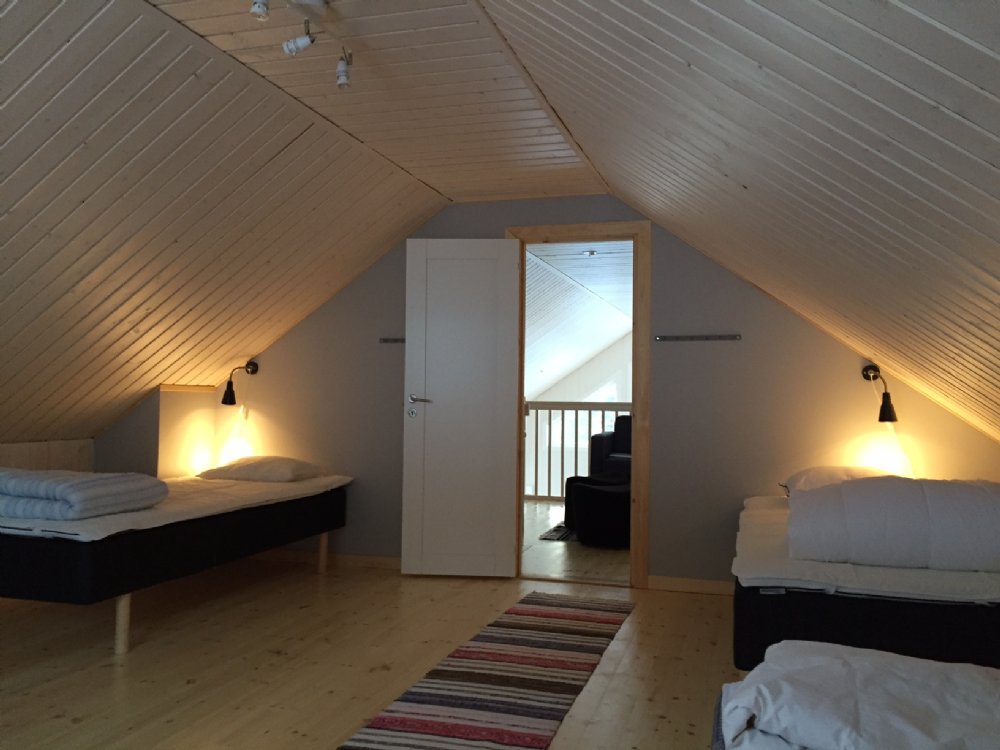 Sovrum i loftet med 4 enkelbddar 