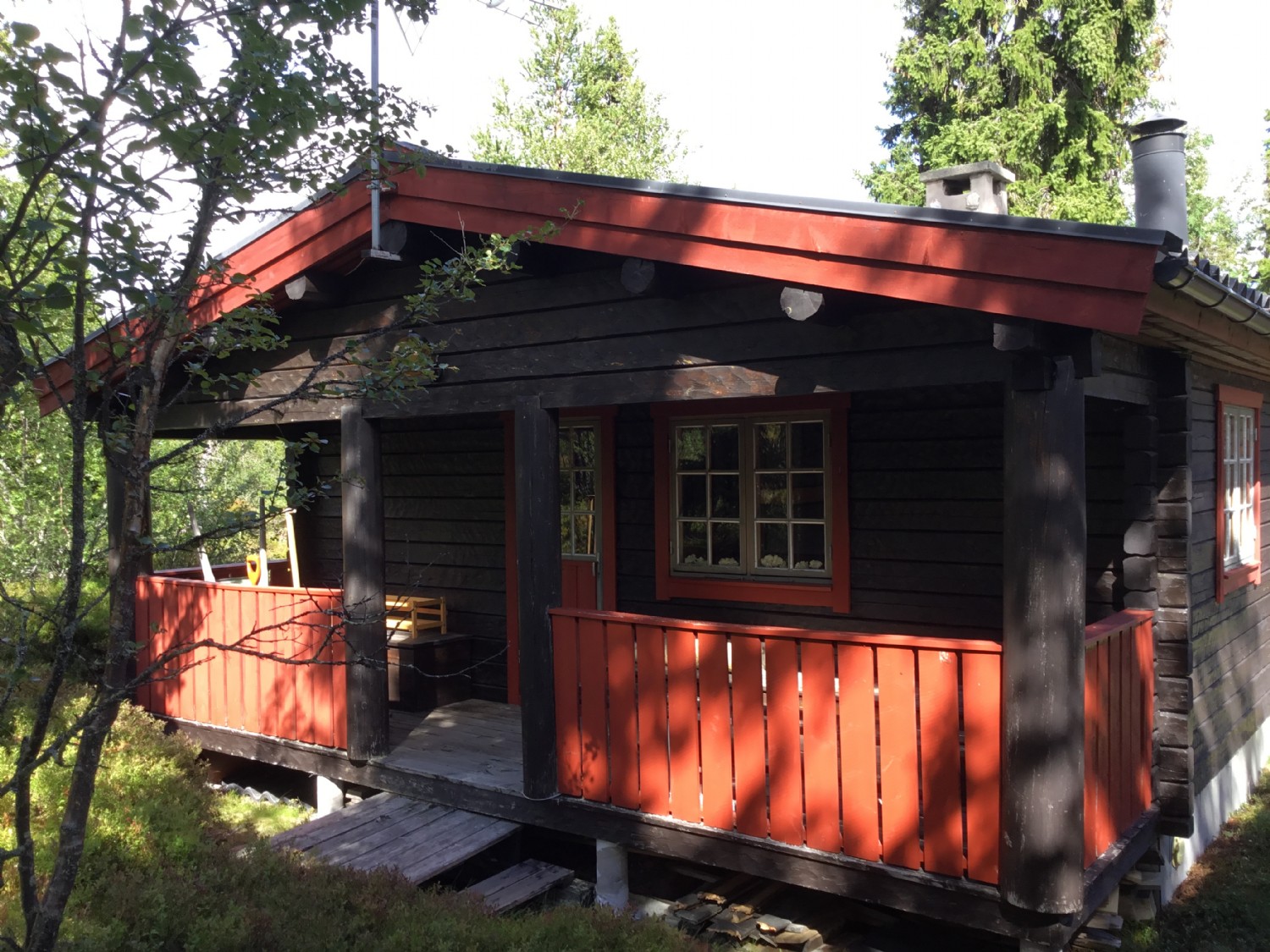 Hus 1 - Med liten veranda under tak med sittbnk 