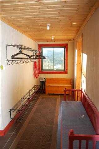 Rymlig hall, skidingång fr Sutterängplan