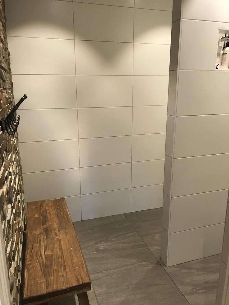 Dubbla duschar i anslutning till bastun på nedervåningen 