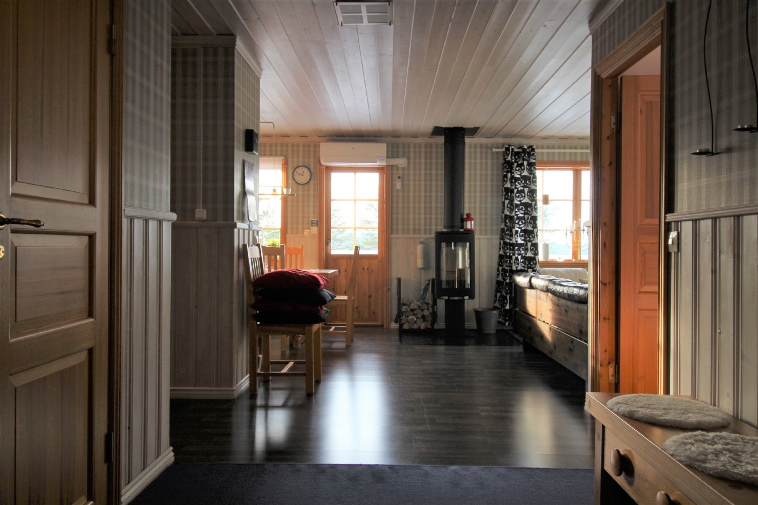 Hall mot allrum. 