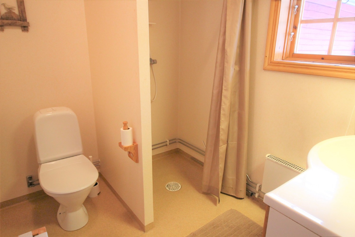 Badrum nummer 2 med dusch och toalett. 