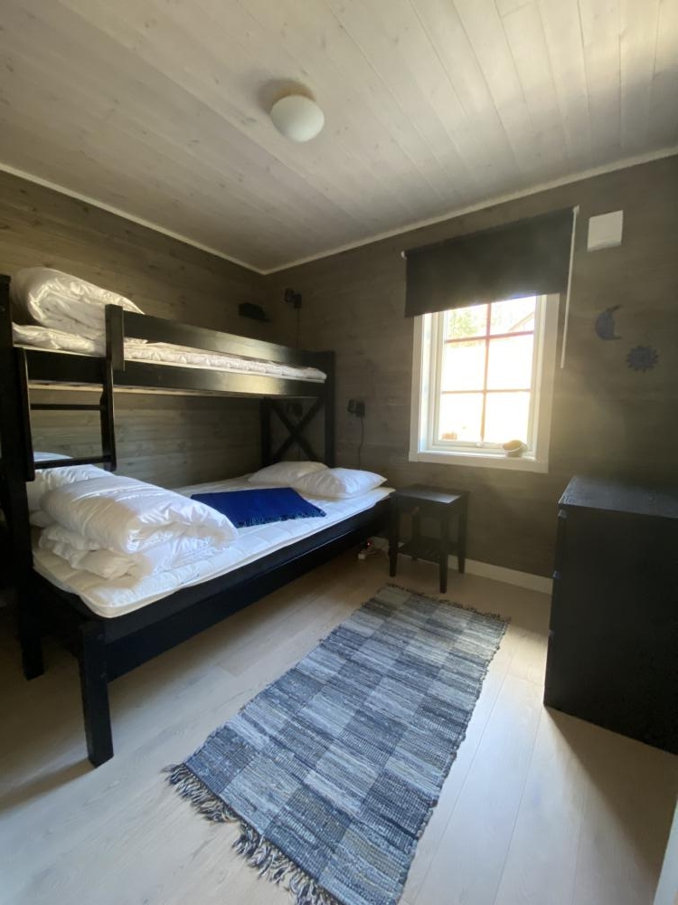 Sovrum med våningssäng och bred underslaf 