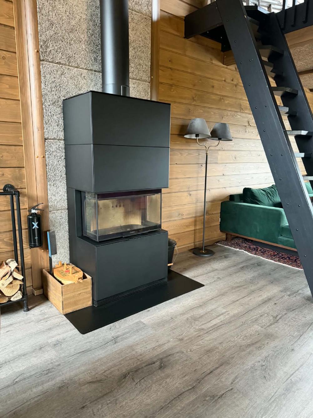 Braskamin och loft med trappa i allrum tillbyggt