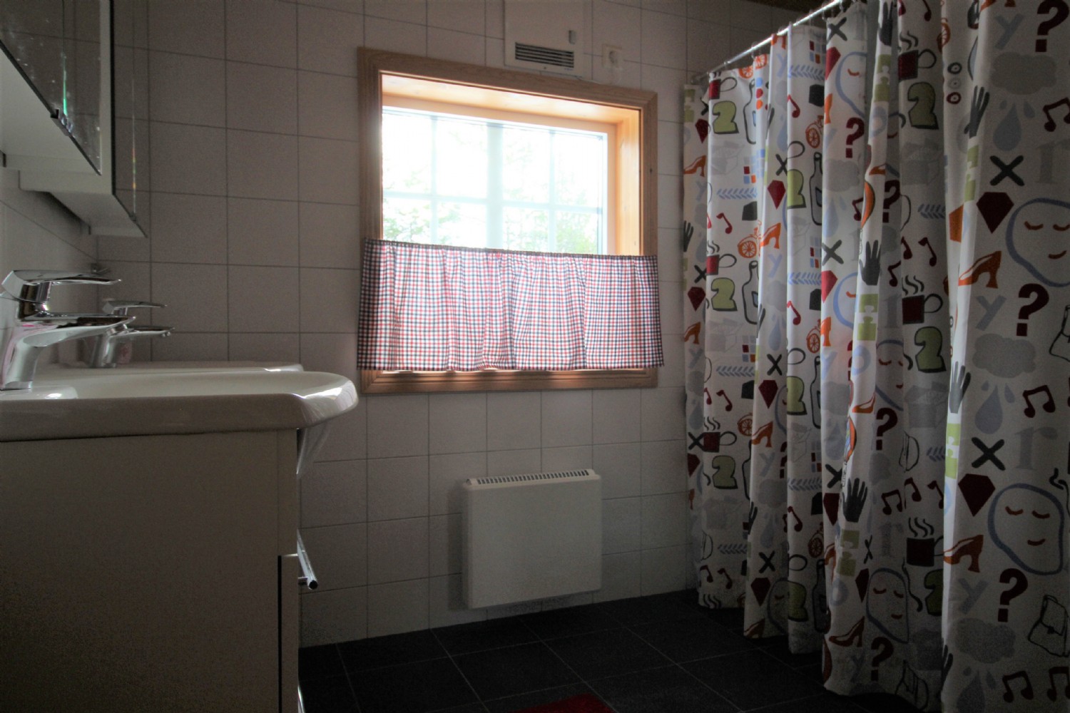 Stora badrummet med två handfat, två duschar och en generös bastu. 
