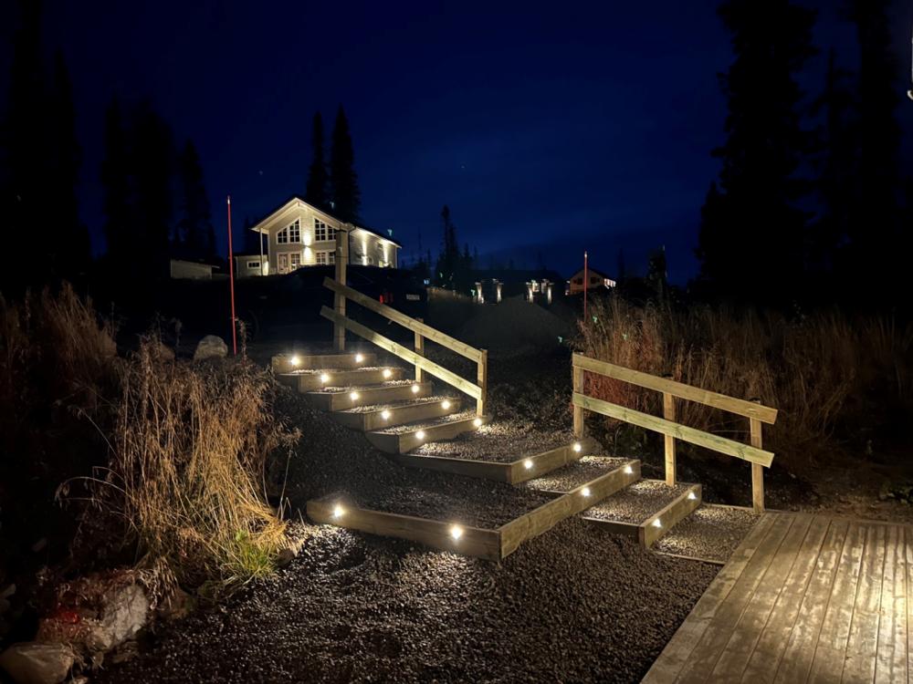 Upplyst trappa med r�cke och g�ngstig till huset&nbsp;