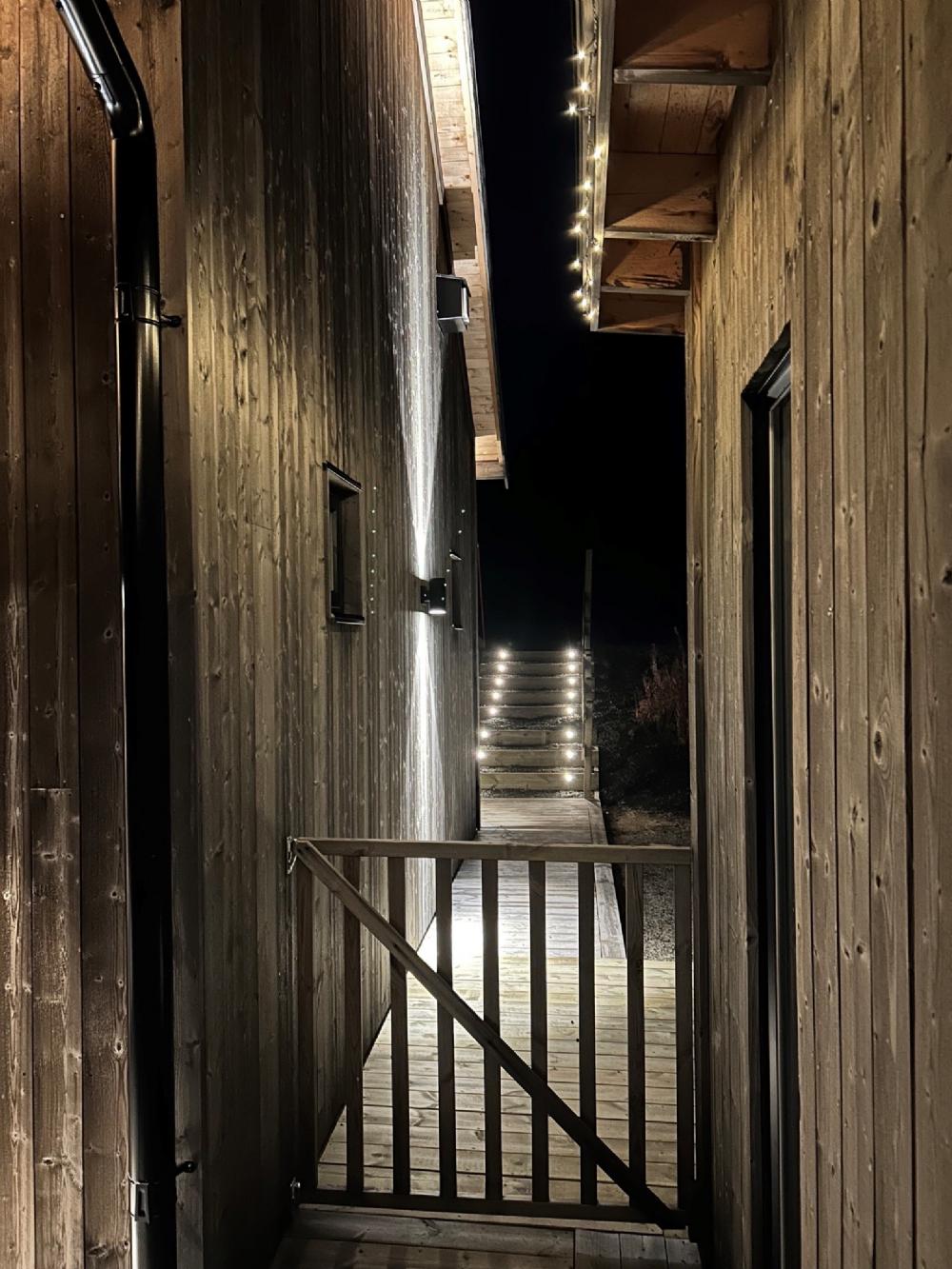 Upplyst trappa med r�cke och g�ngstig till huset&nbsp;