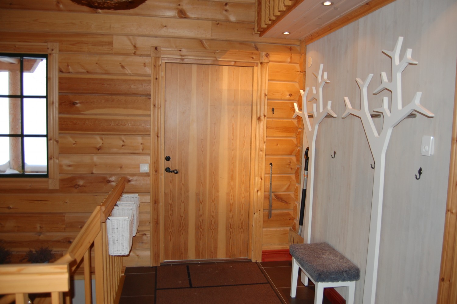 Hall vid huvudentré fr Karinsväg