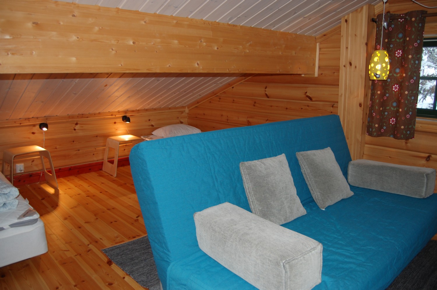 Sänga vid loftet