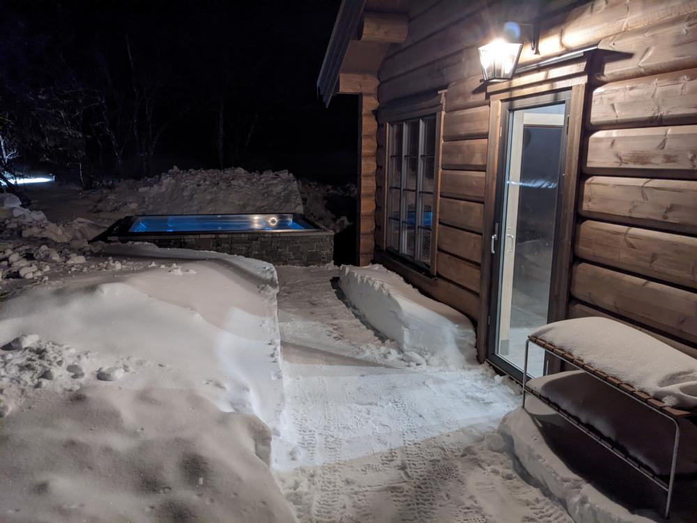 Utgången ifrån relax med fönstret i bastun som vetter ut emot spabadet och den trevliga altanen.