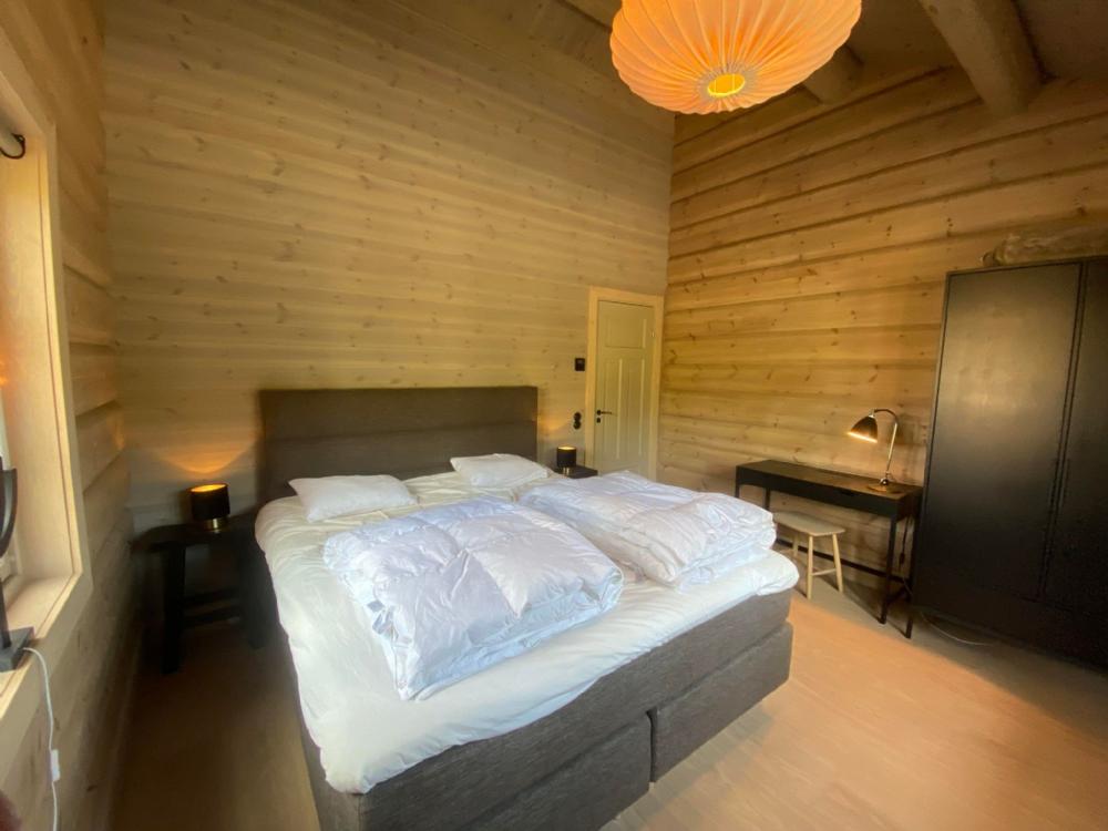 Sov 1: Masterbedroom med godförvaring och yta.