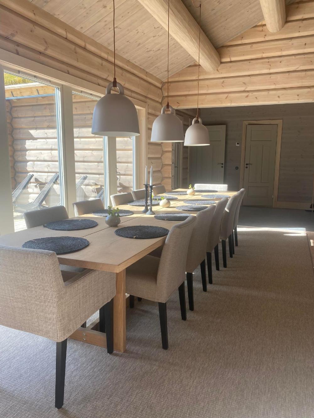 Matplats med ett ordentligt bord för samtliga 12 gäster att slippas trängas vid.