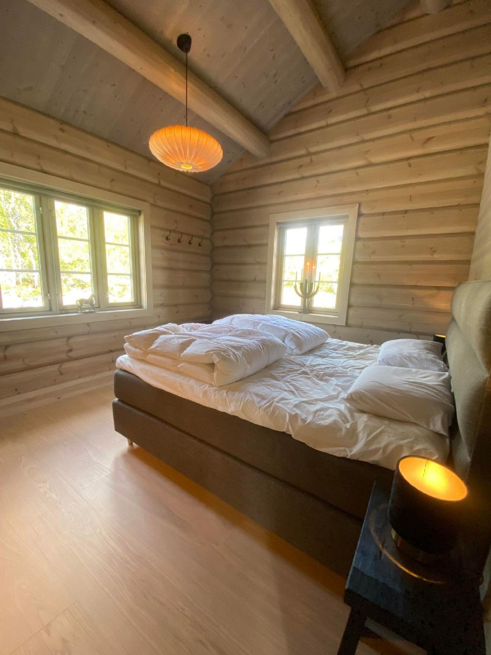 Sov 1: Masterbedroom med godförvaring och yta.
