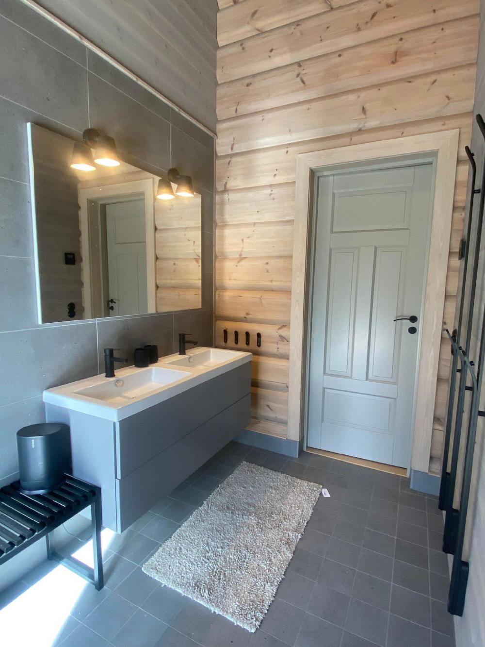 Relaxavdelningen med bastu, dubbla handfat, dubblad duschar samt utgång till spabadet.