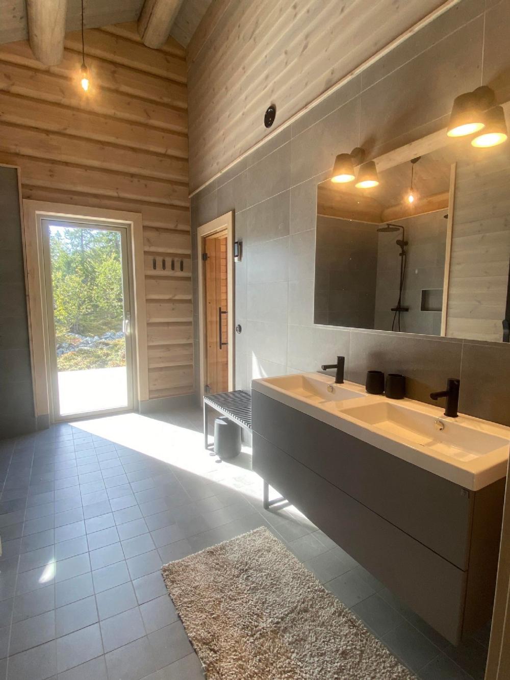 Relaxavdelningen med bastu, dubbla handfat, dubblad duschar samt utgång till spabadet.