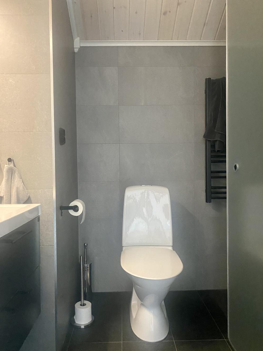 Badrum med dusch och toalett vervning 